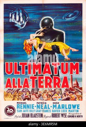 Il s'agit d'une affiche de film italienne pour "le jour où la Terre s'est arrêtée", initialement sorti en 1951 par 20th Century Fox. L'œuvre d'art met en scène le robot Gort portant le personnage de Patricia Neal, Helen Benson, avec une grande main extraterrestre descendant de l'espace. Robert Wise a réalisé ce film classique de science-fiction. Banque D'Images
