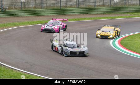 Vue avant de la Peugeot 9X8 Pursuit #93 pour Corvette #33 et Iron Dames Porsche 911 Banque D'Images