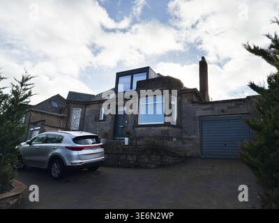 Résidence bungalow en pierre avec garage et VUS argenté garé sur l'allée dans la banlieue d'Édimbourg, en Écosse. Banque D'Images