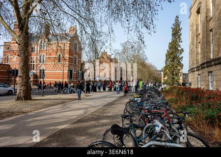Étudiants et vélos à Keble College à l'université d'Oxford, centre-ville d'Oxford, Oxfordshire, Angleterre, Royaume-Uni Banque D'Images