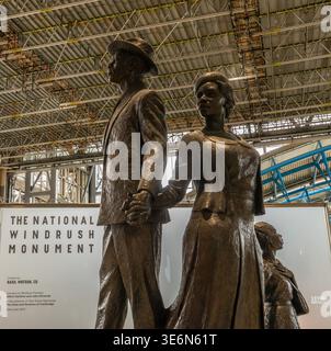 Vue de la sculpture du National Windrush Memorial par Basil Watson à la gare de Waterloo à Londres, Angleterre, Royaume-Uni Banque D'Images