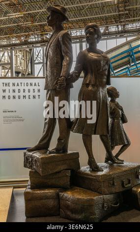 Vue de la sculpture du National Windrush Memorial par Basil Watson à la gare de Waterloo à Londres, Angleterre, Royaume-Uni Banque D'Images