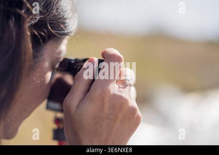 Femme appréciant de prendre des photos d'un beau paysage. Banque D'Images