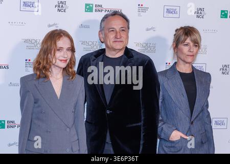 News - Photocall - rendez-vous Isabelle Huppert, Thierry Klifa et Marina fois participent au Photocall pour la présentation de la 16ème édition du festival de cinéma français rendez-vous le 07 avril 2026 à l'Ambassade de France au Palazzo Farnese à Rome, Italie Rome Palazzo Farnese Italie Copyright : xEmanuelaxVertollix/xLiveMediax LPN 2378742 Banque D'Images