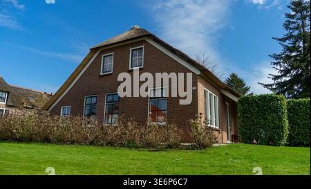 Maisons traditionnelles hollandaises, jardins et canaux d'eau et ponts en bois dans le village est connu comme Venise du Nord Giethoorn, pays-Bas, 4 avril Banque D'Images