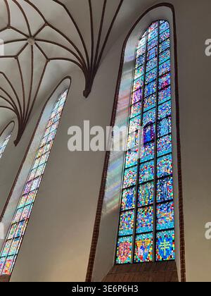 Vitraux et plafond voûté à l'intérieur de l'Archcathédrale de Jean à Varsovie, Pologne. Banque D'Images