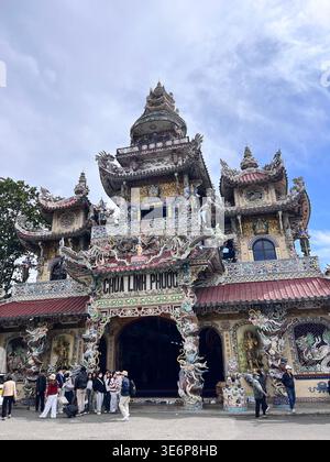 Façade avant de Chua Linh Phuoc à Trai Mat, Da Lat, Vietnam. Banque D'Images