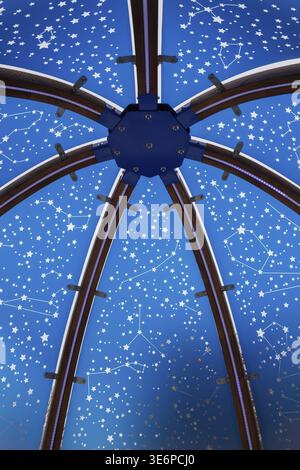 Gros plan de plexiglas teinté bleu rétro-éclairé et d'une verrière en panneaux de bois incurvés décorée de motifs de voûte étoilée blanche à l'intérieur d'une roche cocon interactive Banque D'Images
