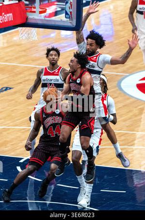 Washington, États-Unis. 07 avril 2026. WASHINGTON, DC - 07 AVRIL : le gardien des Chicago Bulls Tre Jones (30) tente un score sous le panier lors d'un match NBA entre les Wizards de Washington et les Bulls de Chicago le 7 avril 2026 au Capital One Arena, à Washington DC. (Photo de Tony Quinn/SipaUSA) crédit : Sipa USA/Alamy Live News Banque D'Images