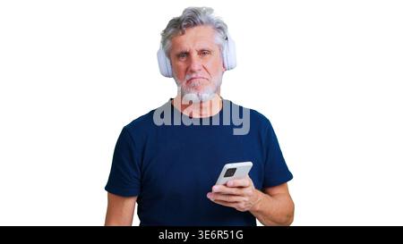 Homme senior écoutant de la mauvaise musique avec des écouteurs et un smartphone Banque D'Images
