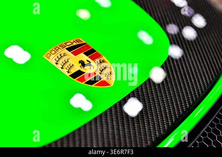 Thaïlande-26 mars 2026 : emblématique logo Porsche sur une carrosserie de véhicule de luxe vert vif avec textures en fibre de carbone au Bangkok Internationa 47 Banque D'Images