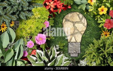 Idées de jardinage et fond de jardin avec un parterre de fleurs paysager ornemental et concept de jardinage printanier en forme d'ampoule d'idée avec une la tondue Banque D'Images