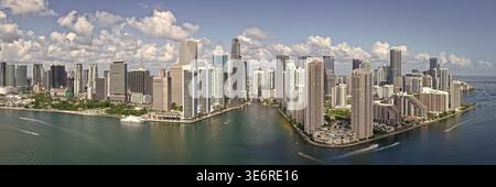 Panorama de Brickell à Miami. Horizon de Brickell par une journée ensoleillée. Vue panoramique de Brickell. Panorama célèbre de Brickell. Paysage du centre-ville de Miami. Banque D'Images