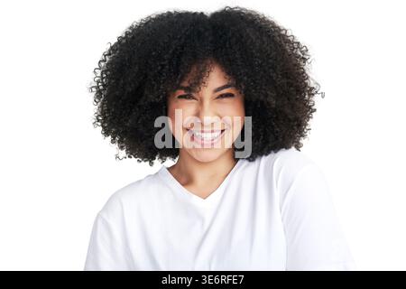 Afro, portrait et femme avec maquillage en studio, beauté ou soins capillaires avec cosmétique pour texture naturelle. Fond blanc, fierté et personne africaine avec Banque D'Images