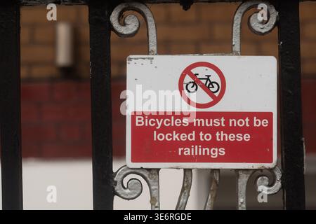 Pas de panneau de stationnement de vélo sur les rampes métalliques dans la zone urbaine Banque D'Images