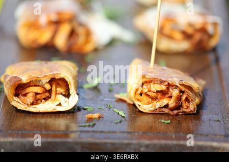 le doner de poulet s'enroule sur le banc Banque D'Images