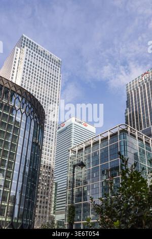Gratte-ciel en verre modernes dans le quartier financier de Canary Wharf. Londres, Royaume-Uni, 10 septembre 2023 Banque D'Images