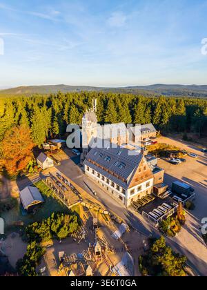 Kralovka Lookout Tower se dresse au milieu des couleurs vives de l'automne dans les montagnes de Jizera. Cet endroit pittoresque offre une vue imprenable sur le paysage forestier environnant. Banque D'Images