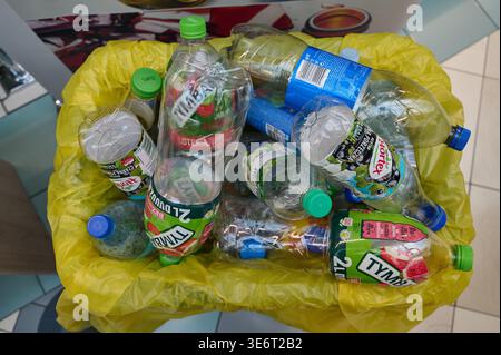 Collecte de bouteilles de boissons en plastique vides pour recyclage dans un bac jaune à l'intérieur d'un magasin Carrefour Market, Pologne, Europe. Banque D'Images