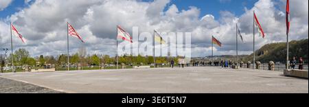 Coblence, Allemagne - 9 avril 2022 : vue panoramique panoramique sur le Deutsches Eck ou German Corner, qui se trouve à la jonction de la Moselle et du Rhin Banque D'Images