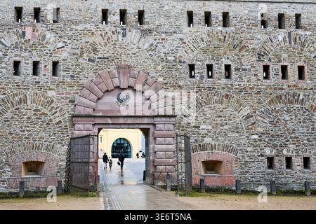 Coblence, Allemagne - 9 avril 2022 : entrée fermée de la forteresse d'Ehrenbreitstein qui se trouve sur une colline au-dessus du Rhin. Banque D'Images