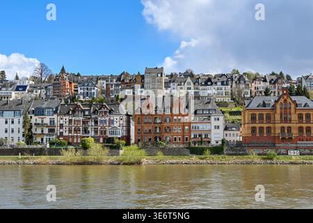Coblence, Allemagne - 9 avril 2022 : vue panoramique sur les maisons et les immeubles d'appartements sur les rives du Rhin à Coblence. Banque D'Images