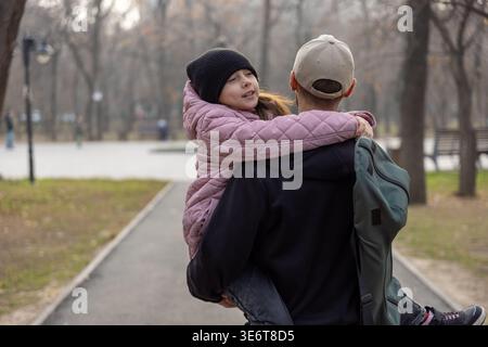 Père fille transportant sur son dos Banque D'Images