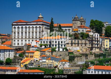 Vue aérienne du pont Dom Luís I et de la cascade du quartier historique de Ribeira dans des tons chauds de terre cuite sous le soleil portugais, Porto, Porto Dist Banque D'Images