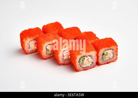 Huit rouleaux de sushi californiens recouverts d'œufs de poisson volants tobiko rouge vif, avec chair de crabe, fromage à la crème et garniture de concombre, isolés sur dos blanc Banque D'Images