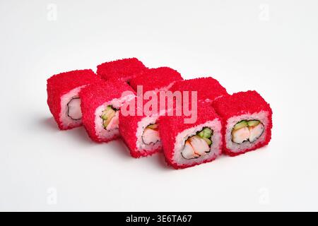 Six rouleaux de sushi recouverts d'œufs de poisson volants tobiko rouge vif, avec crevettes fraîches, concombre et fromage à la crème fourré, isolés sur fond blanc. JA Banque D'Images
