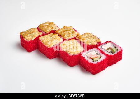 Huit rouleaux de sushi recouverts d'œufs de poisson volants de tobiko rouge, recouverts de fromage doré et de croûte de fruits de mer, de chair de crabe, de fromage à la crème et de concombre Banque D'Images