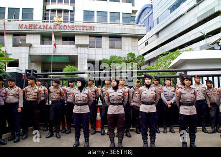 La police indonésienne monte la garde devant la Cour constitutionnelle de Jakarta lors d'une manifestation, le 8 avril 2026. Banque D'Images