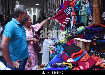 Colombo, Sri Lanka. 8 avril 2026. Les gens achètent des cadeaux et des fournitures avant le traditionnel nouvel an cinghalais et tamoul à Colombo, Sri Lanka, le 8 avril 2026. Le nouvel an cinghalais et tamoul du Sri Lanka tombe le 14 avril de cette année. Crédit : Gayan Sameera/Xinhua/Alamy Live News Banque D'Images