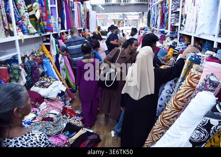 Colombo, Sri Lanka. 8 avril 2026. Les gens achètent des cadeaux et des fournitures avant le traditionnel nouvel an cinghalais et tamoul à Colombo, Sri Lanka, le 8 avril 2026. Le nouvel an cinghalais et tamoul du Sri Lanka tombe le 14 avril de cette année. Crédit : Gayan Sameera/Xinhua/Alamy Live News Banque D'Images