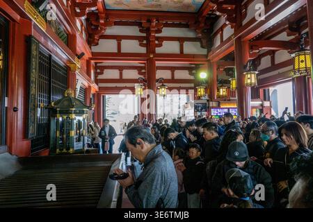 6 mars 2026, Tokyo, Japon : les visiteurs prient et font des offrandes à l'intérieur du temple Senso-ji à Asakusa, Tokyo, Japon, l'un des sites bouddhistes les plus importants du pays. Le temple sens ?-ji à Asakusa est le plus ancien et le plus célèbre temple bouddhiste de Tokyoâ€, fondé au VIIe siècle. Connue pour sa porte emblématique Kaminarimon et la rue commerçante animée Nakamise-dori, elle attire des millions de visiteurs chaque année. (Crédit image : © Shawn Goldberg/SOPA images via ZUMA Press Wire) USAGE ÉDITORIAL SEULEMENT ! Non destiné à UN USAGE commercial ! Banque D'Images