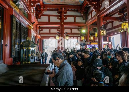 Les visiteurs prient et font des offrandes à l'intérieur du temple Senso-ji à Asakusa, Tokyo, Japon, l'un des sites bouddhistes les plus importants du pays. Le temple sens ?-ji à Asakusa est le plus ancien et le plus célèbre temple bouddhiste de Tokyo, fondé au VIIe siècle. Connue pour sa porte emblématique Kaminarimon et la rue commerçante animée Nakamise-dori, elle attire des millions de visiteurs chaque année. (Photo Shawn Goldberg / SOPA images/SIPA USA) Banque D'Images
