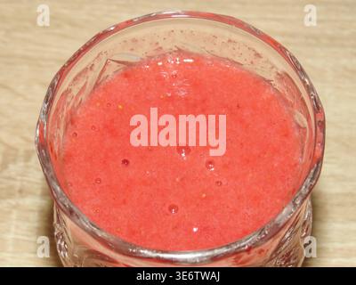 Smoothie aux fraises avec un peu de banane Banque D'Images