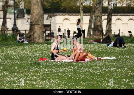 Londres, Royaume-Uni. 08 avril 2026. Londoniens et touristes apprécient le soleil et le temps chaud à St James’s Park alors que les températures atteignent 26°C dans la capitale. Crédit : Waldemar Sikora / Alamy Live News Banque D'Images
