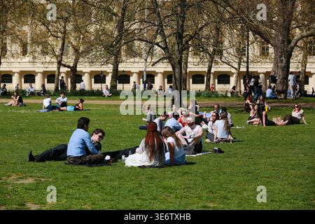 Londres, Royaume-Uni. 08 avril 2026. Londoniens et touristes apprécient le soleil et le temps chaud à St James’s Park alors que les températures atteignent 26°C dans la capitale. Crédit : Waldemar Sikora / Alamy Live News Banque D'Images