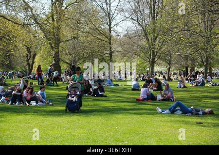 Londres, Royaume-Uni. 08 avril 2026. Londoniens et touristes apprécient le soleil et le temps chaud à St James’s Park alors que les températures atteignent 26°C dans la capitale. Crédit : Waldemar Sikora / Alamy Live News Banque D'Images