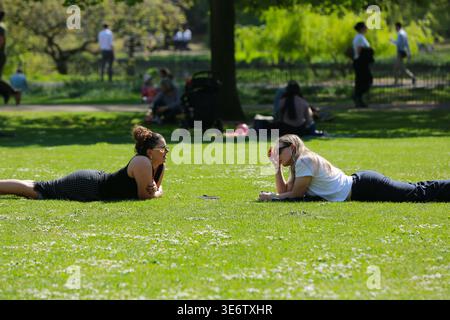 Londres, Royaume-Uni. 08 avril 2026. Londoniens et touristes apprécient le soleil et le temps chaud à St James’s Park alors que les températures atteignent 26°C dans la capitale. Crédit : Waldemar Sikora / Alamy Live News Banque D'Images