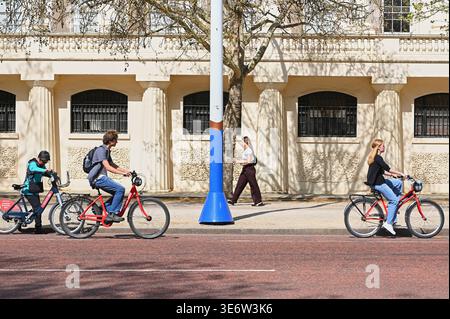 LONDRES, ROYAUME-UNI. 08 avril 2026. Les gens pédalent le long du centre commercial Pall Mall alors que Londres atteint 26 °C aujourd'hui. Le met Office a confirmé qu'il s'agissait du jour le plus chaud de l'année jusqu'à présent, avec des températures bien au-dessus de la moyenne d'avril. Crédit photo : Ehimetalor Unuabona/Alamy Live News. Banque D'Images