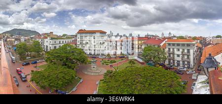 Vue panoramique sur la place Casco Viejo avec des bâtiments coloniaux et des toits rouges centre historique Panama City Banque D'Images