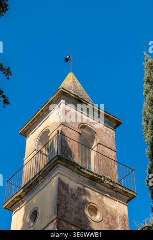 Une pie sur le clocher de la chapelle familiale de Villa Carmignani, Poggio Pallone, Fauglia, Italie Banque D'Images