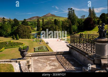 Jardins formels du domaine de Powerscourt avec la Grande montagne du pain de sucre en arrière-plan, comté de Wicklow, Irlande. Banque D'Images