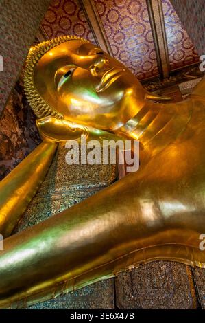 Le Bouddha couché du Wat Pho temple, Bangkok, Thaïlande. Banque D'Images