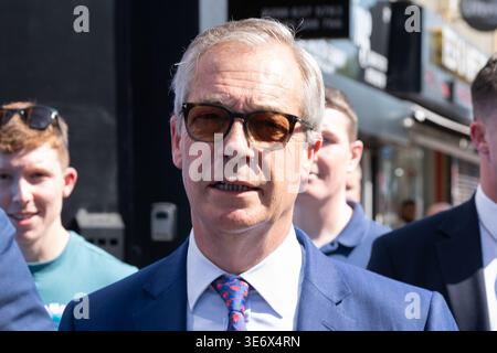 Welling, Angleterre, 8 avril 2026. Nigel Farage, leader du Parti réformiste britannique, lors d'une promenade à Welling, (arrondissement londonien de Bexley) en Angleterre. ROYAUME-UNI. Crédit : JWP/Alamy Live News Banque D'Images