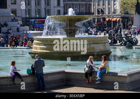 08/04/2026. Londres, Royaume-Uni les visiteurs de Trafalgar Square apprécient le temps chaud exceptionnel d'avril avec un pic de 26C. Crédit photo : Ray Tang Banque D'Images