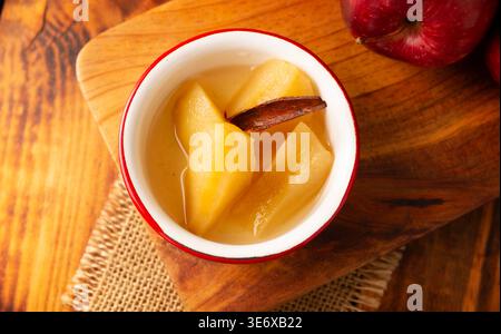 Pommes cuites. Dessert ou collation sain, cette recette maison facile facilite la digestion. Cuit lentement avec des épices telles que cannelle, clous de girofle, anis et suga Banque D'Images