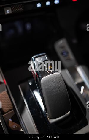 Zurich, Suisse, 10 octobre 2025. Vue latérale gros plan sur le sélecteur de vitesse automatique DS 7 moderne et la console centrale au salon de l'auto de Zurich Banque D'Images